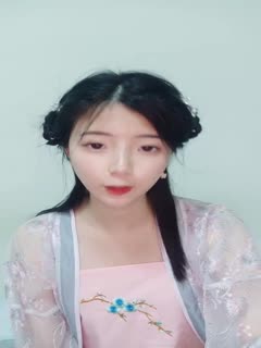 一个小哥玩三个少女萝莉精彩4P，全程露脸真他么禽兽，享受小渣女们的活服务，轮草爆草抽插还玩道具射嘴里
